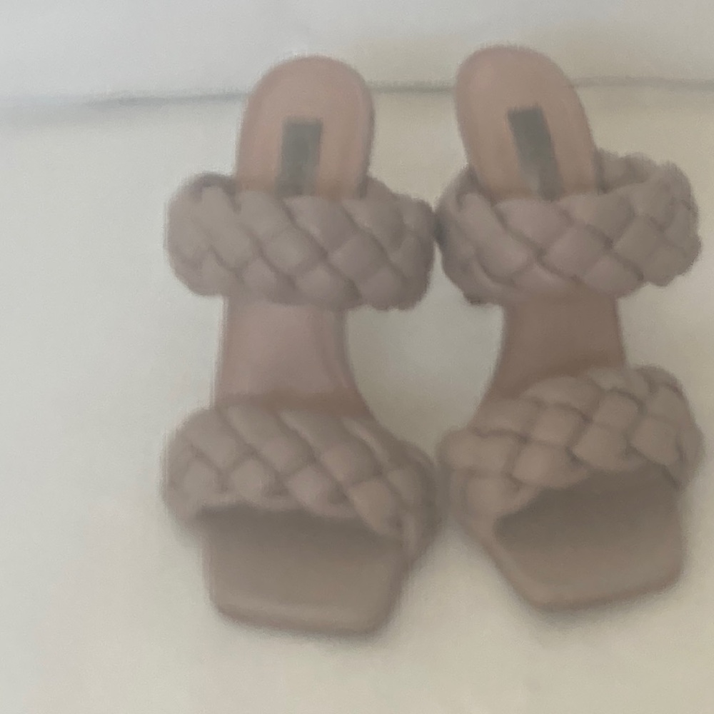 Tan heel standy , size 81/2